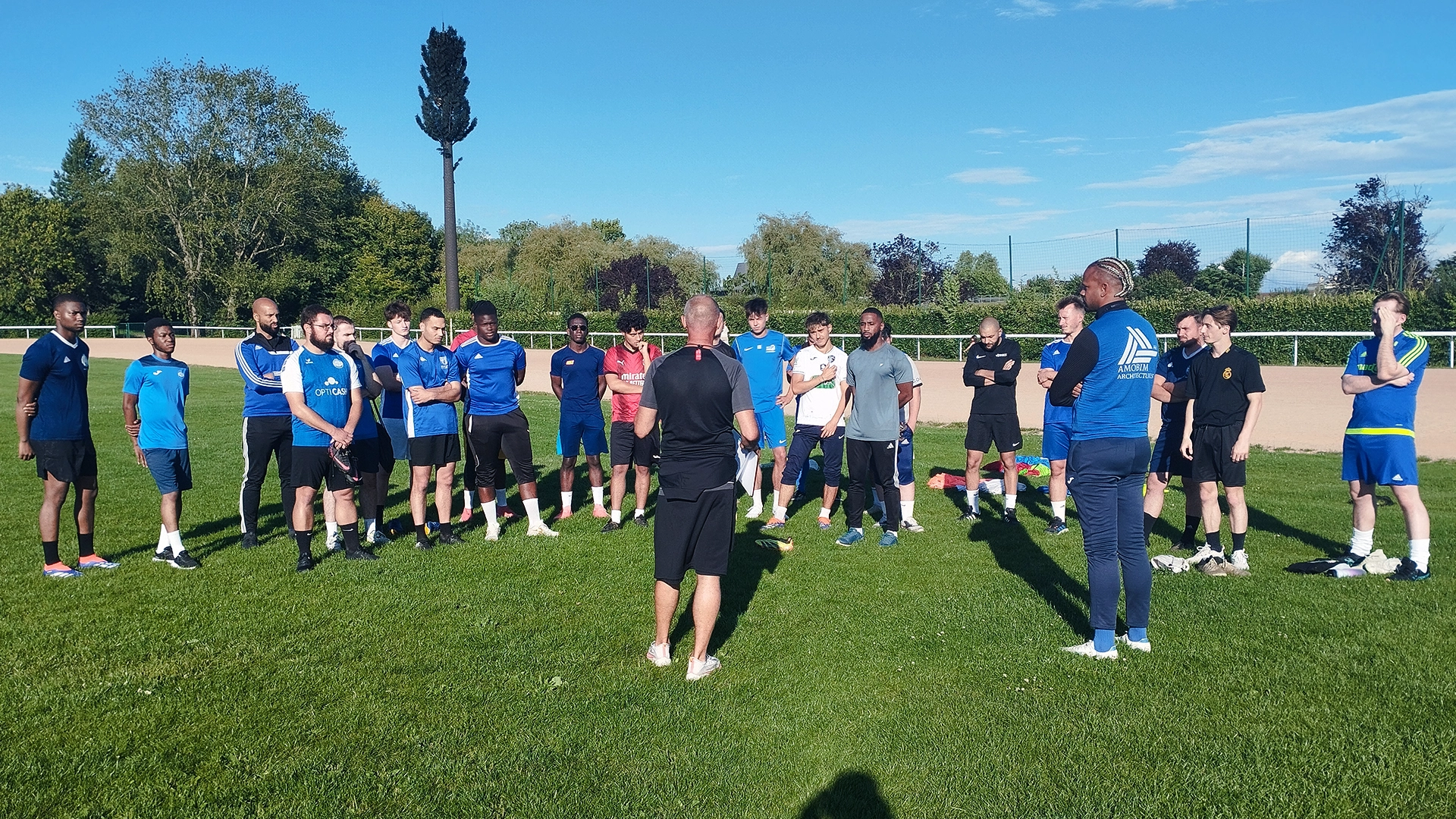 Joueur de football amateur réalisant un entretien pendant la trêve hivernale au GCO Bihorellais.
