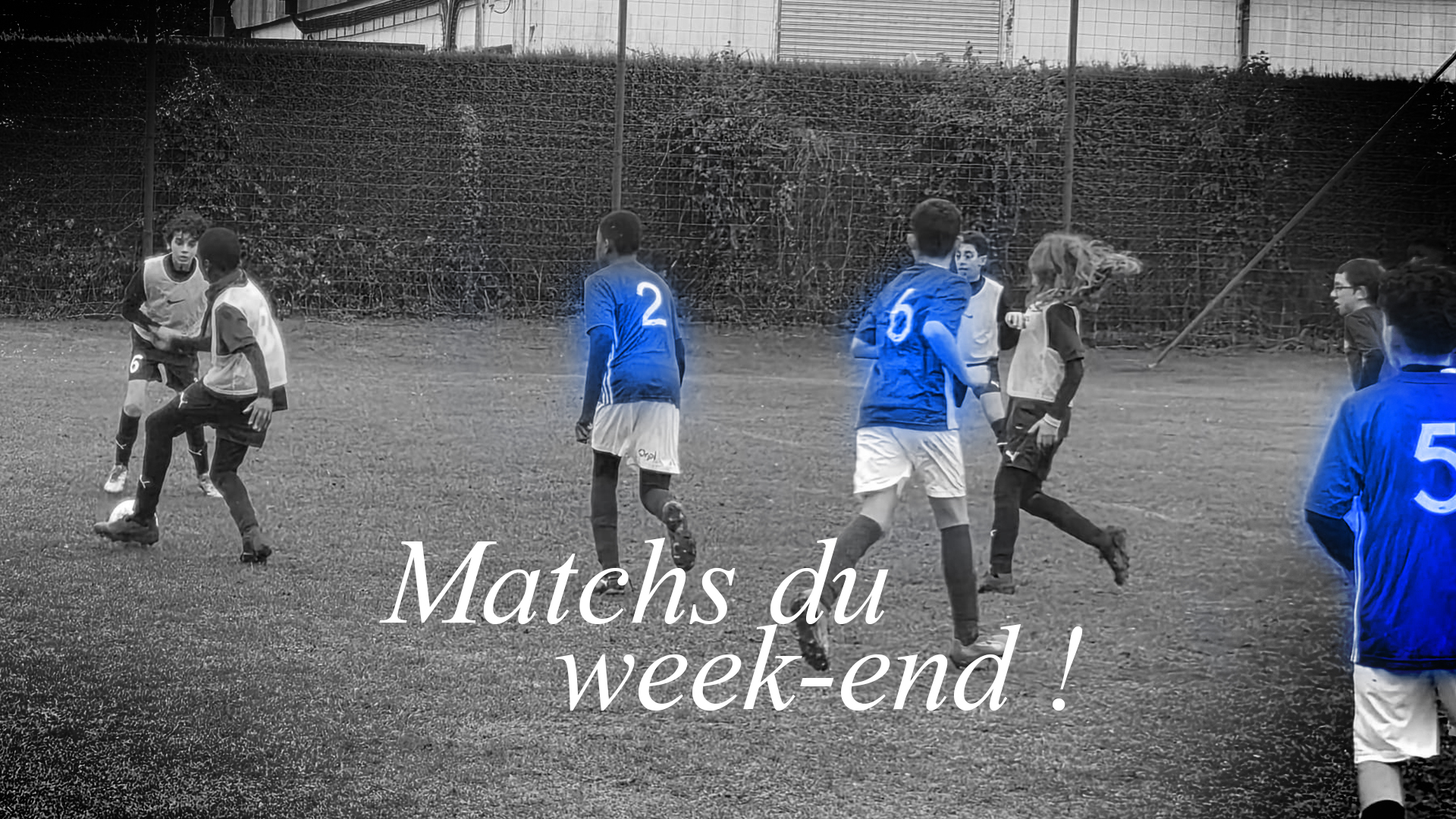 Jeunes joueurs de football en match amical U13